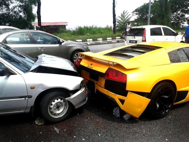 Lamborghini trieu do bi huc bep duoi tai Malaysia hinh anh