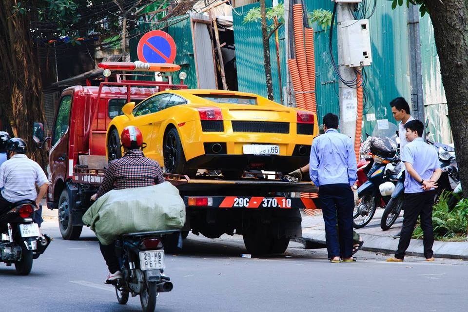 Lamborghini gia ngang Camry o Ha Noi da ra bien trang hinh anh