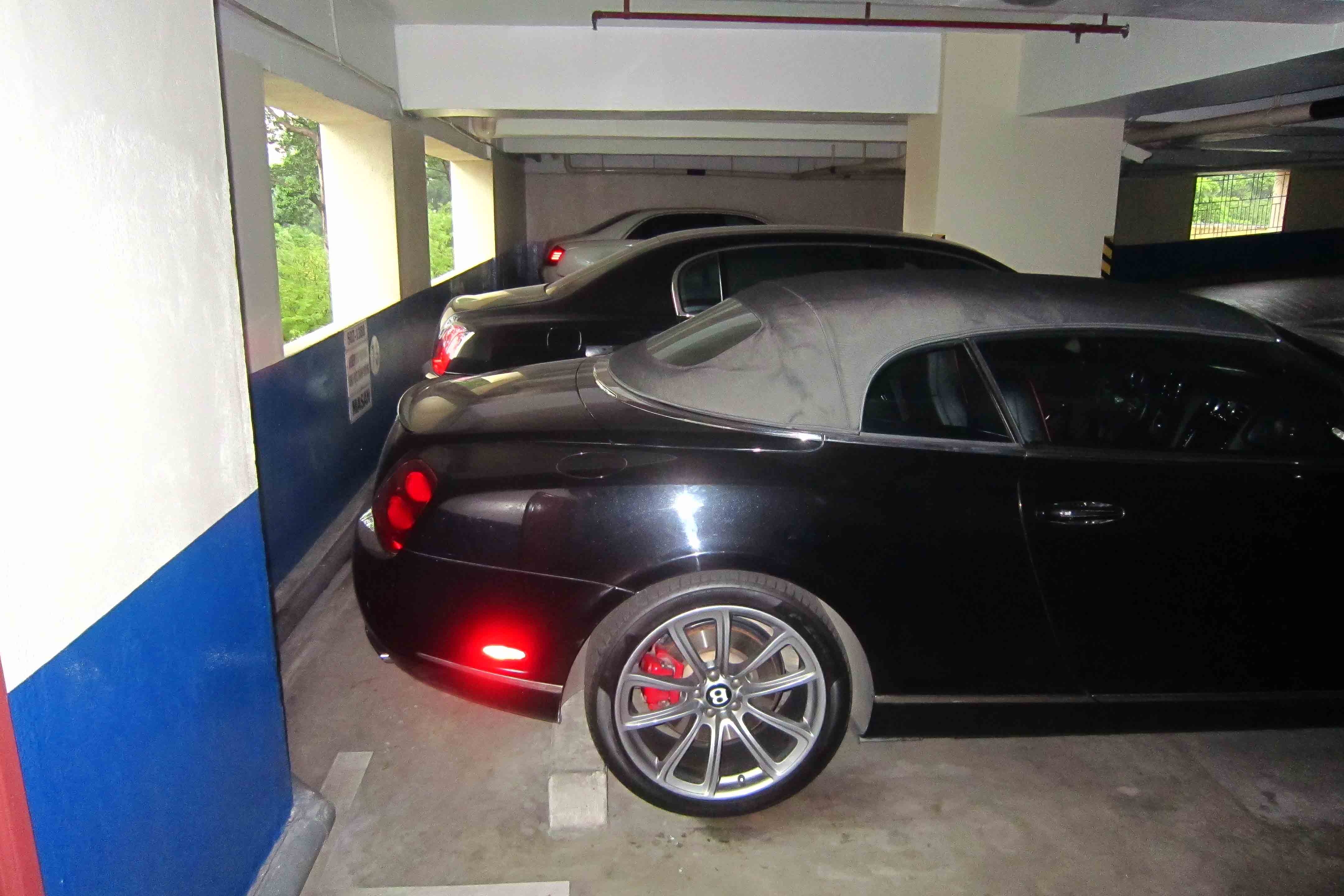 Bentley dac biet xuat hien trong ham xe trieu do o Sai Gon hinh anh