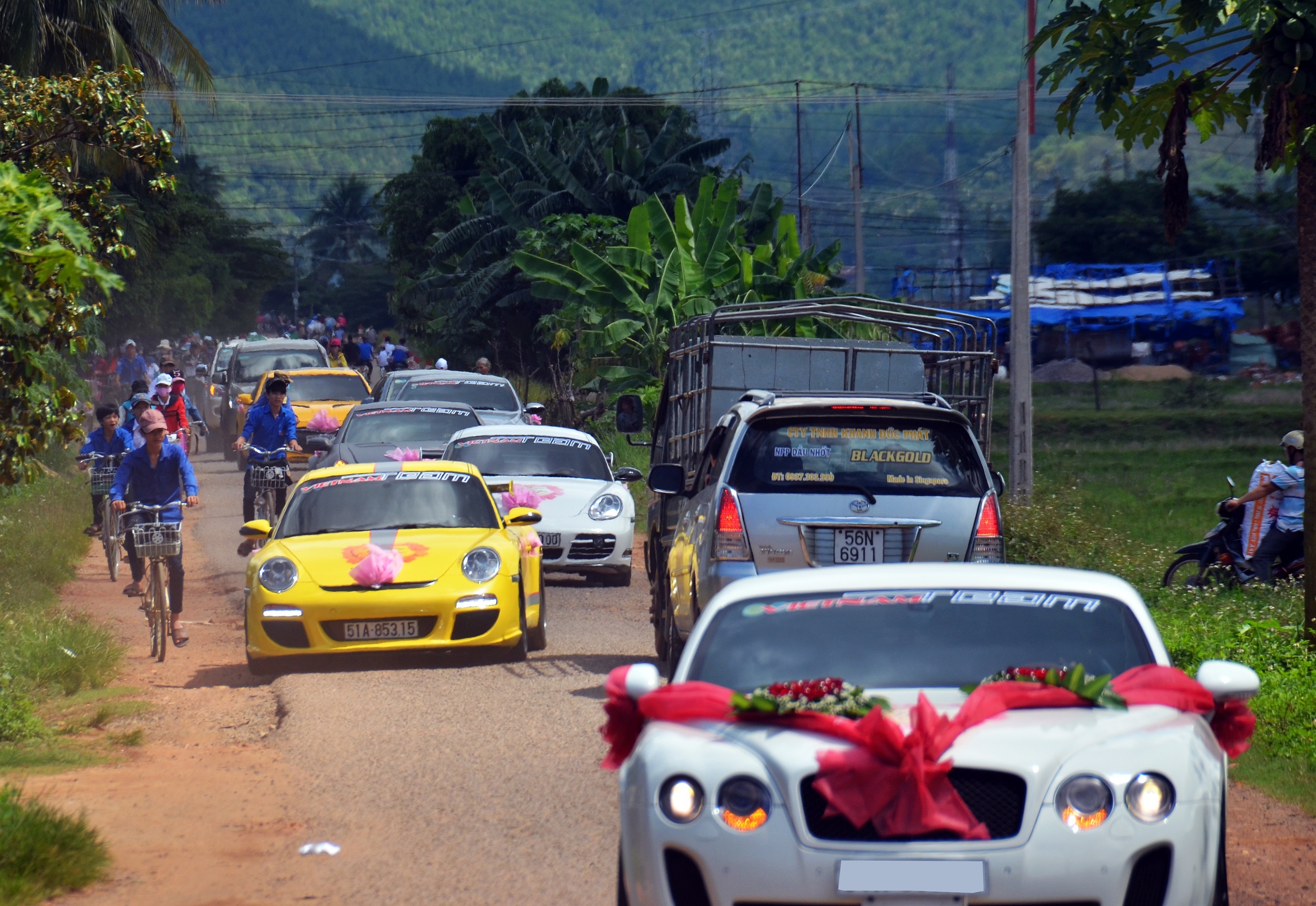 Lang que Binh Dinh don doan sieu xe ruoc dau hinh anh