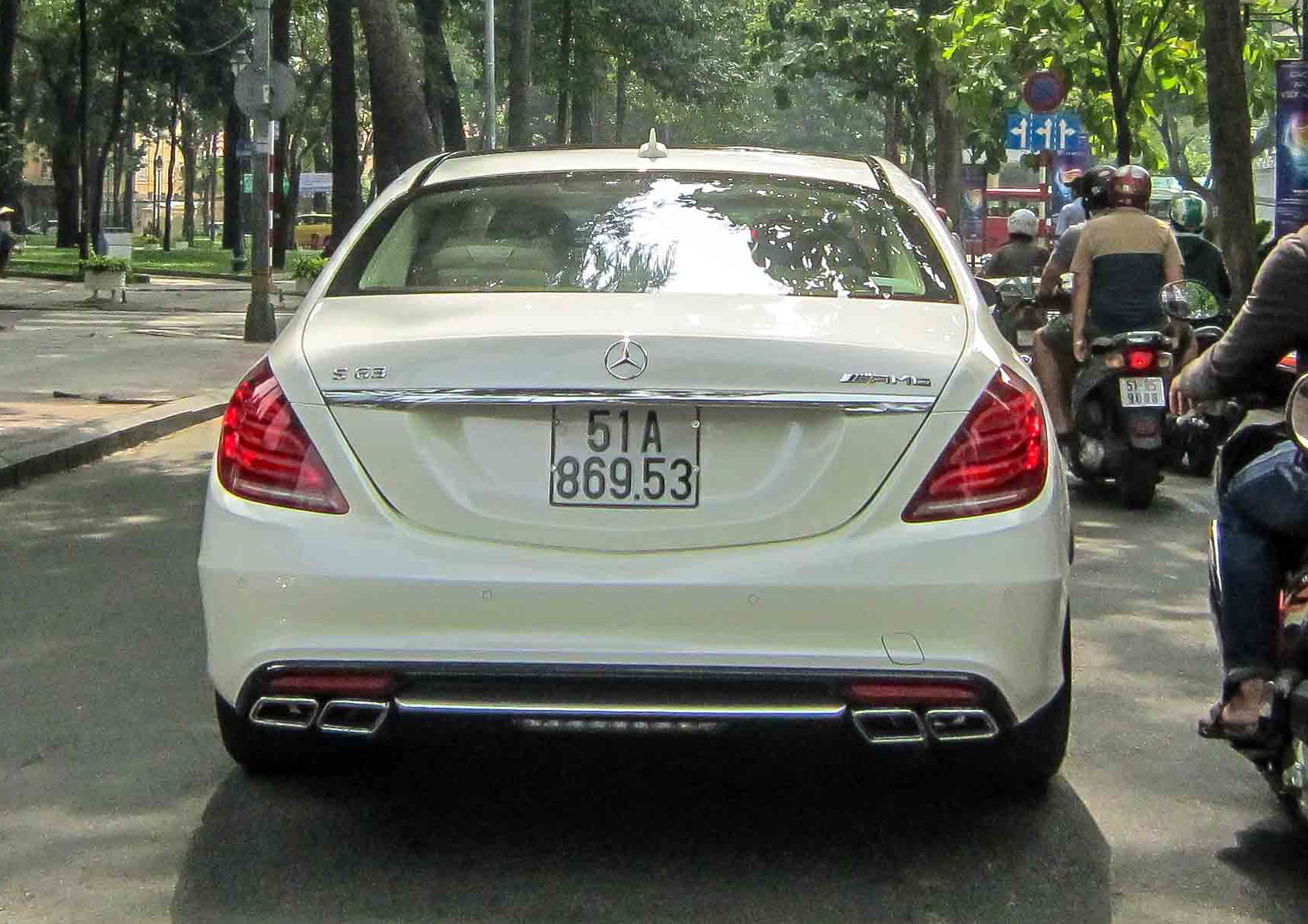 Mercedes S63 AMG gia 9 ty lan banh tren pho Sai Gon hinh anh