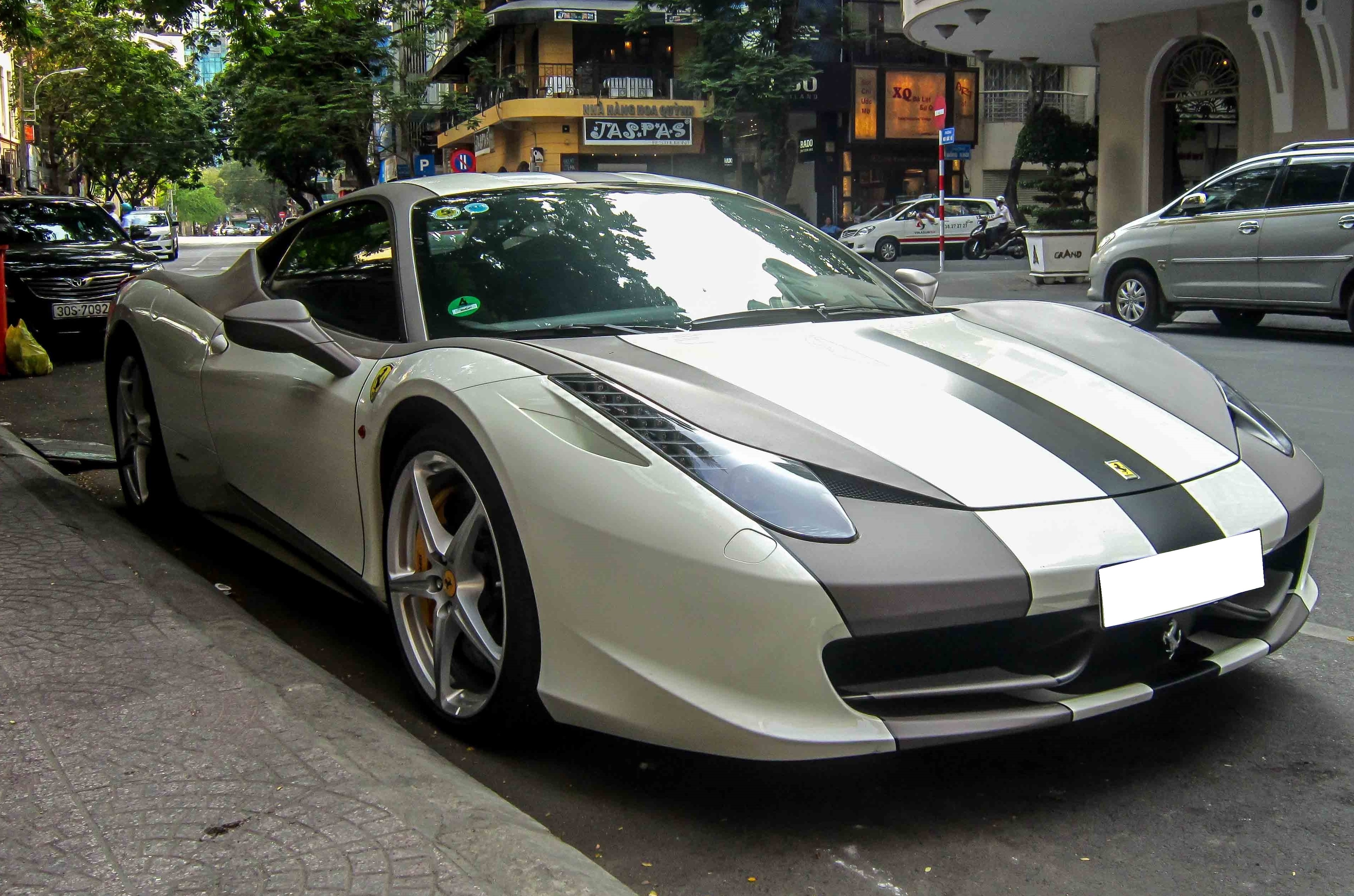 Ferrari 458 Italia doc nhat Viet Nam cua chu tap doan ca phe hinh anh