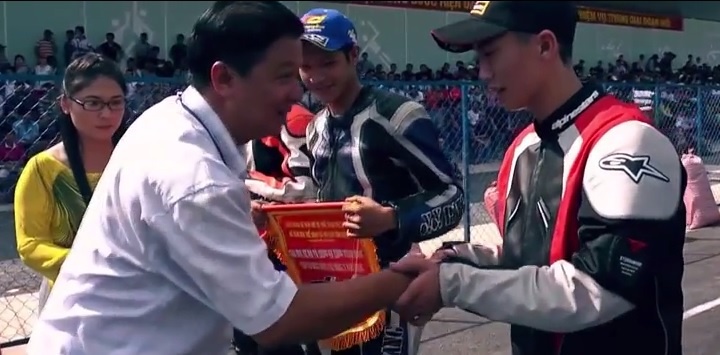 Biker Viet tu quai xe tro thanh tay dua chuyen nghiep hinh anh