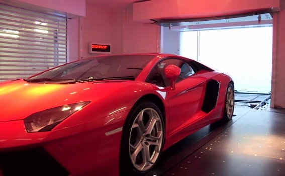 Dai gia Singapore dung thang may dem sieu xe len chung cu hinh anh