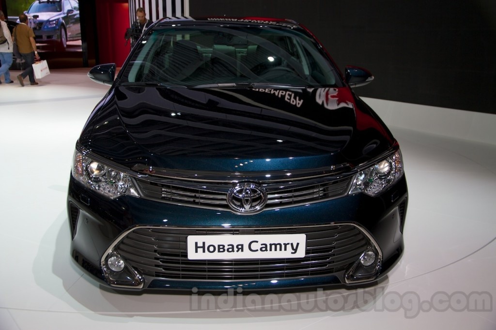 Toyota Camry 2015 co gia tuong duong 443 trieu dong tai Nga hinh anh