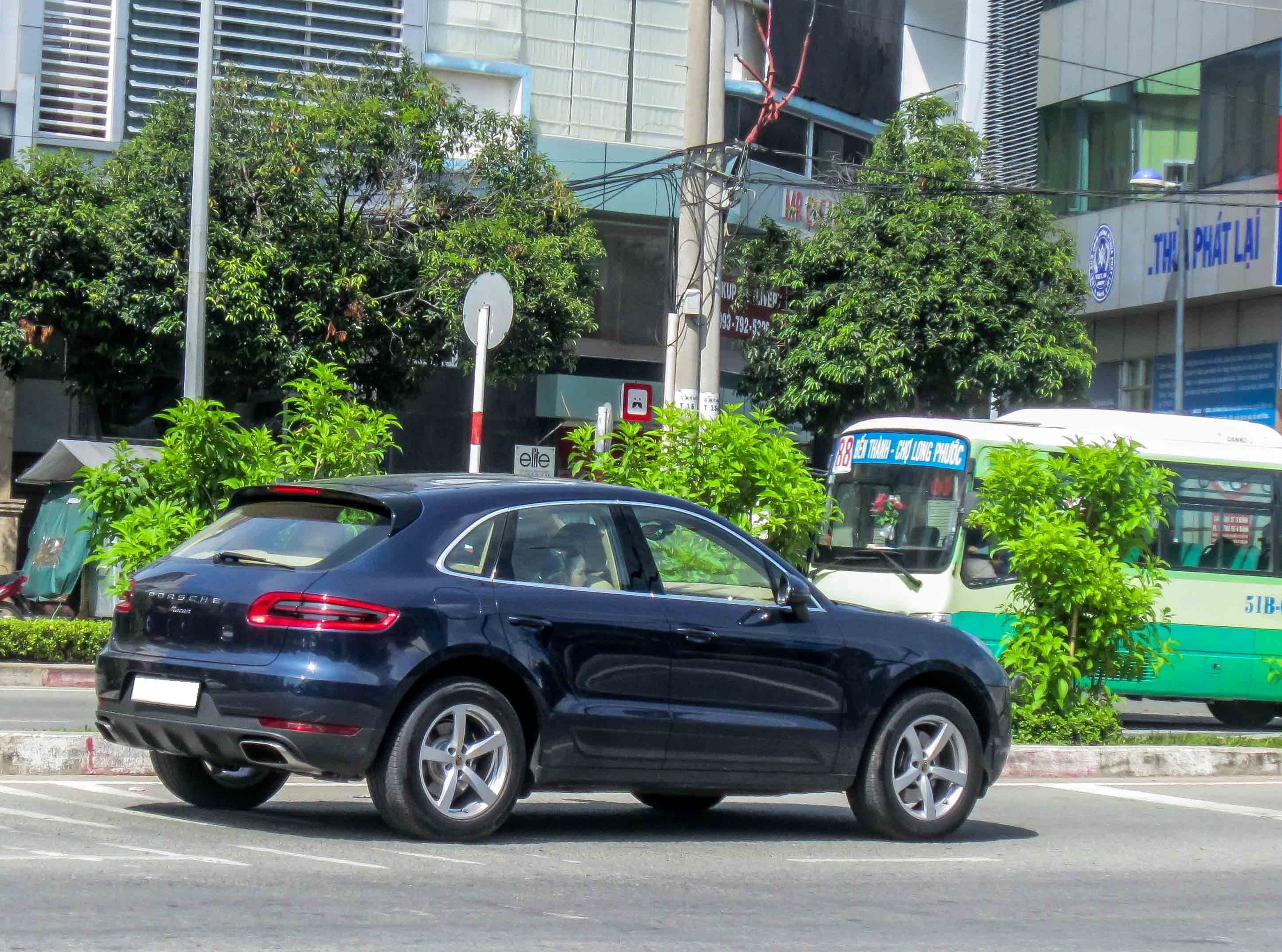 Porsche Macan dau tien lan banh tren pho Sai Gon hinh anh