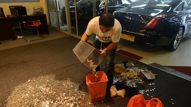 Mang 19.000 do tien xu tra no mua Aston Martin hinh anh