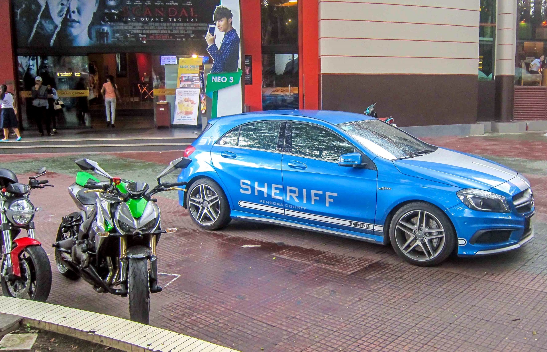 Mercedes dan decal canh sat gap mat dan mo to doc o Sai Gon hinh anh