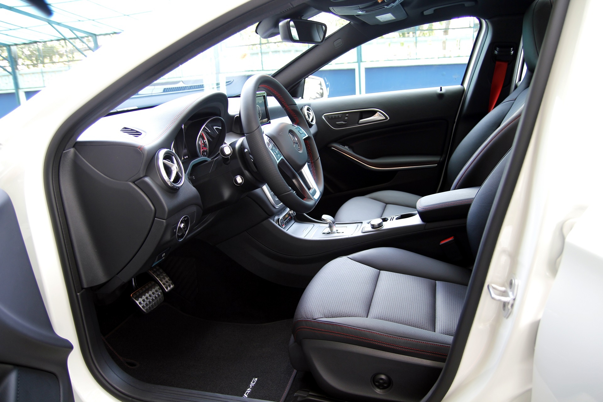 Cac tien nghi tren Mercedes GLA hinh anh