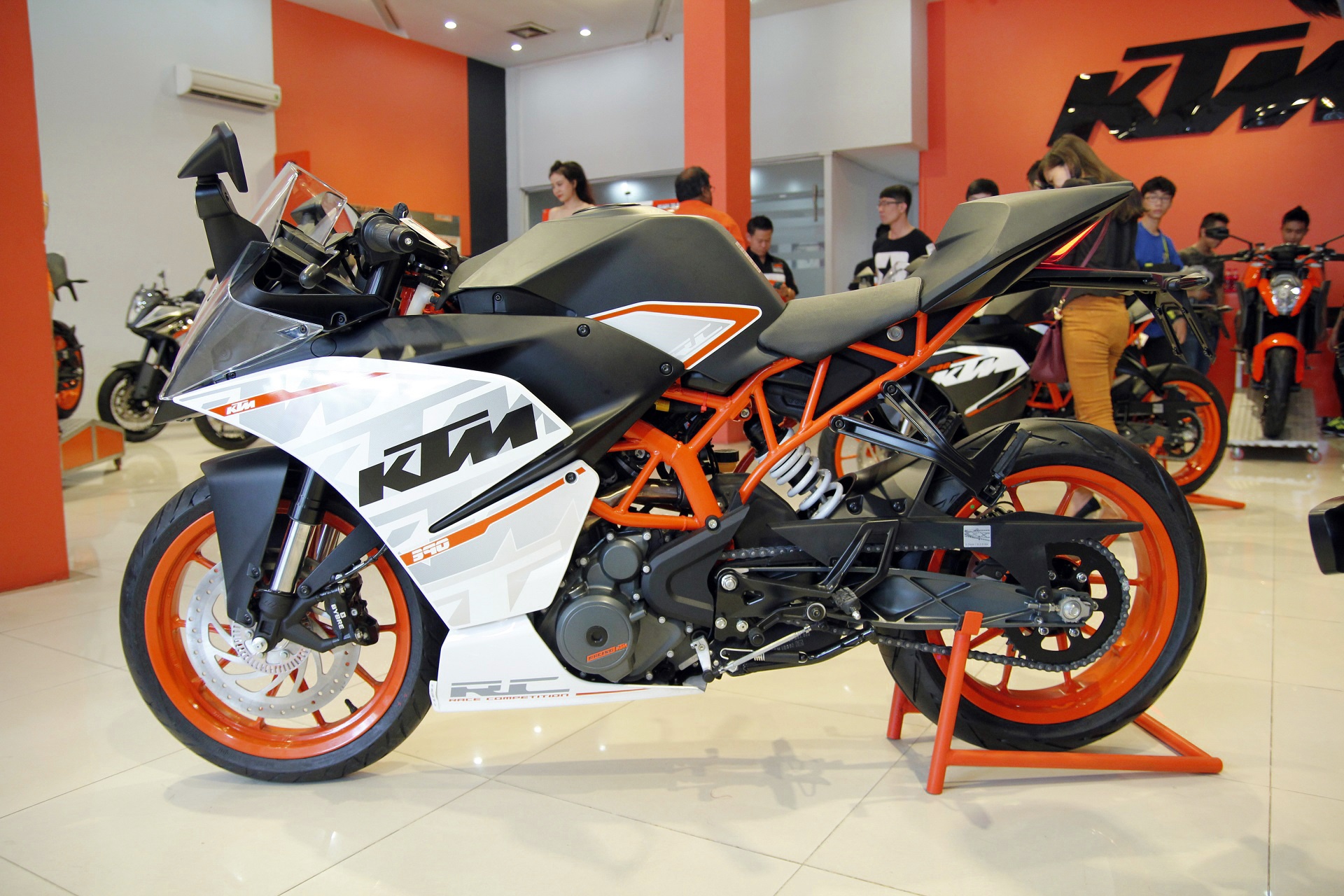 Bo doi sportbike KTM RC200 va RC390 ra mat tai Viet Nam hinh anh