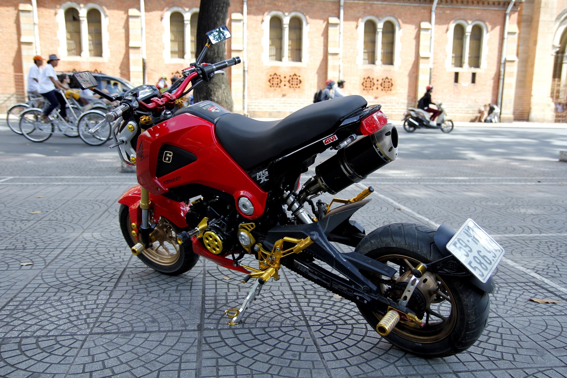 Honda MSX do tren pho Sai Gon hinh anh