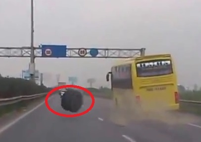 Xe giuong nam roi banh khi dang chay tren cao toc Phap Van hinh anh