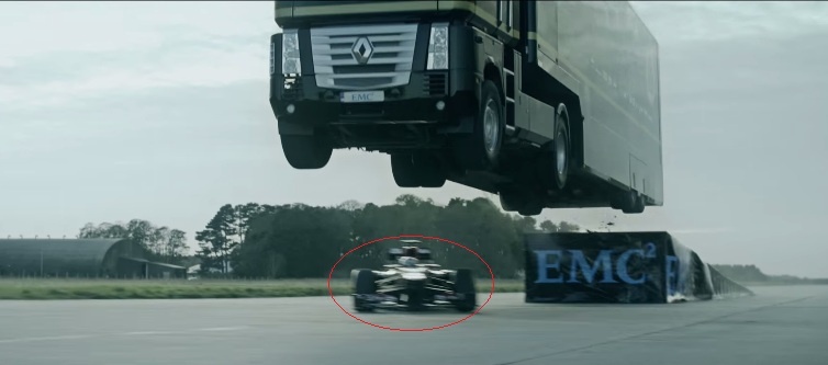 Xe tai lap ky luc the gioi khi bay qua dau xe dua F1 hinh anh