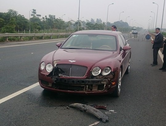 Xe sieu sang Bentley gap nan tren dai lo Thang Long hinh anh