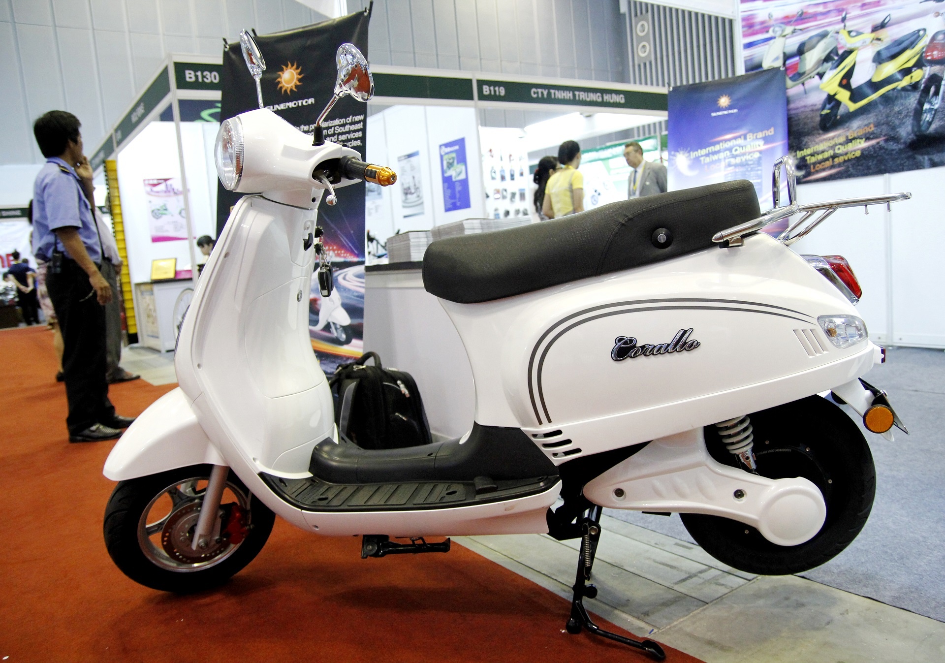 Xe dien giong het Vespa gia hon 20 trieu tai Viet Nam hinh anh