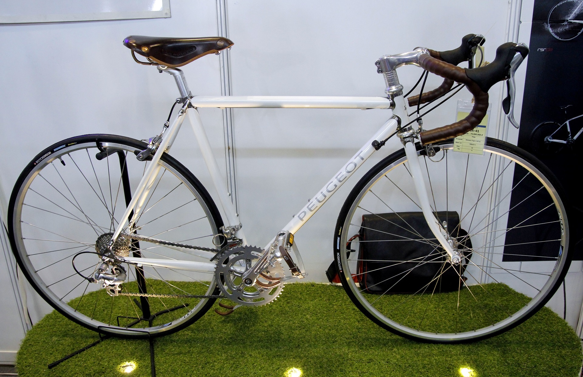 Xe dap dat ngang Honda SH tai Sai Gon hinh anh