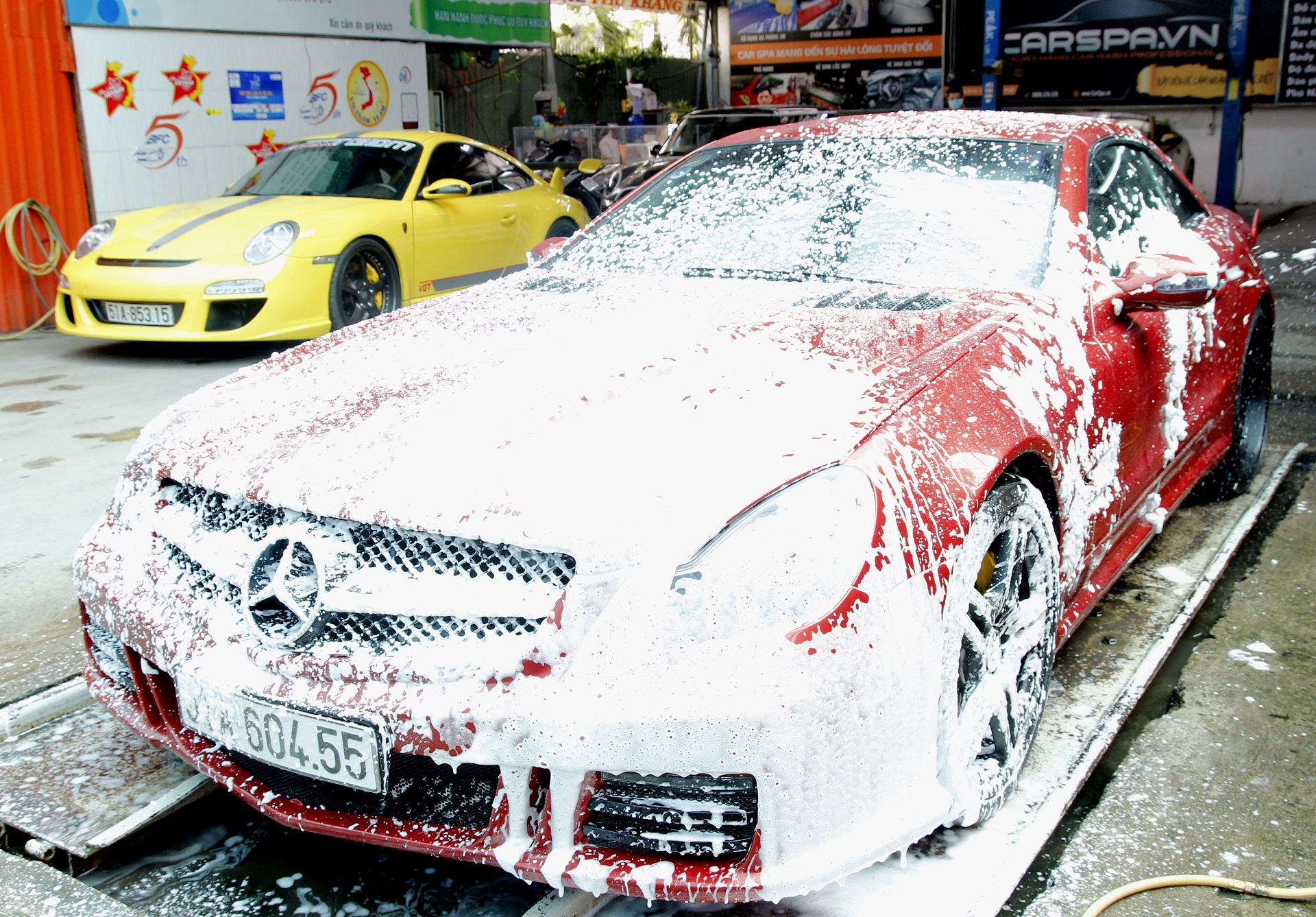 Ong chu tiem do o Sai Gon chia se cach cham soc sieu xe hinh anh