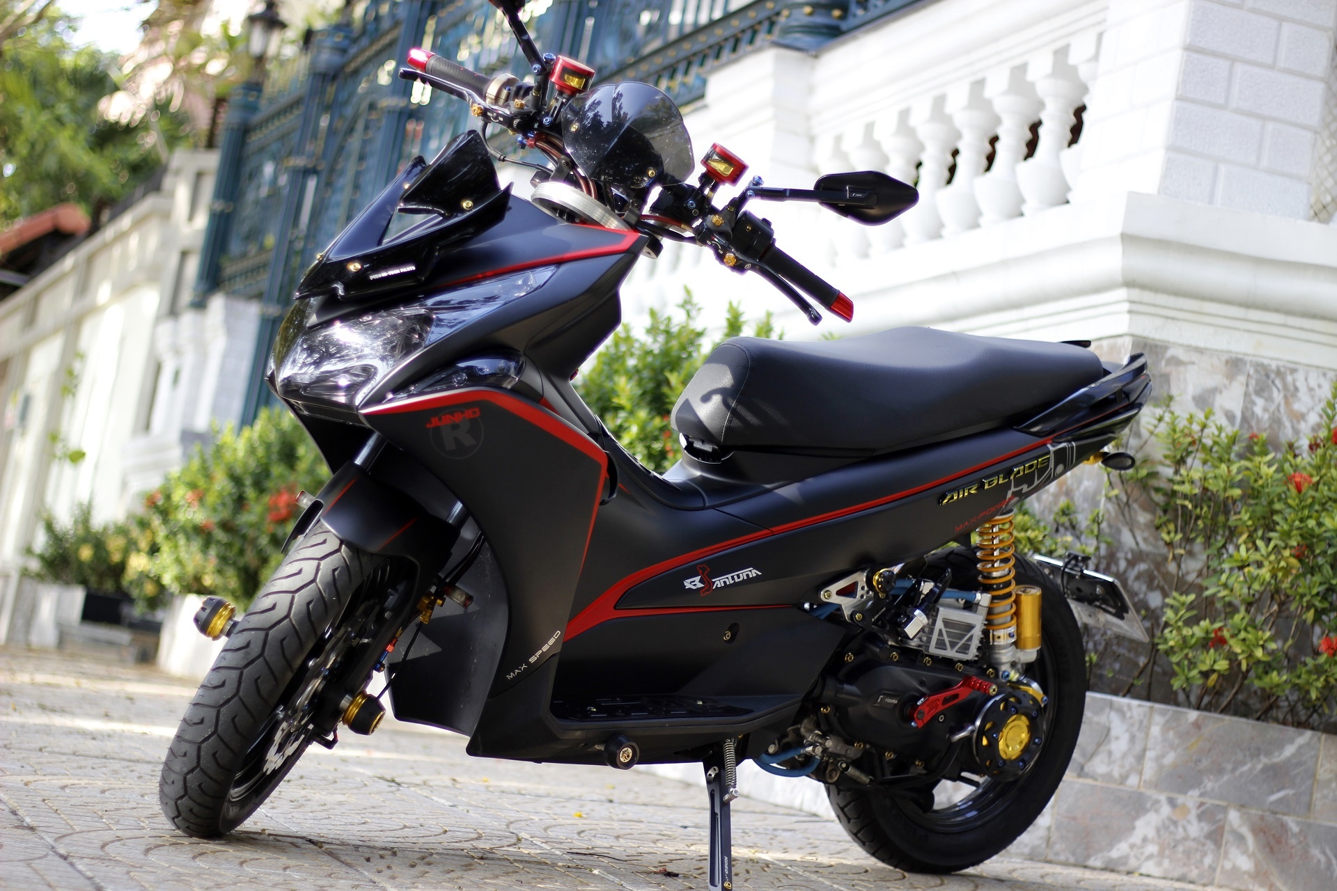 Honda Air Blade len du do choi hang hieu tai Sai Gon hinh anh