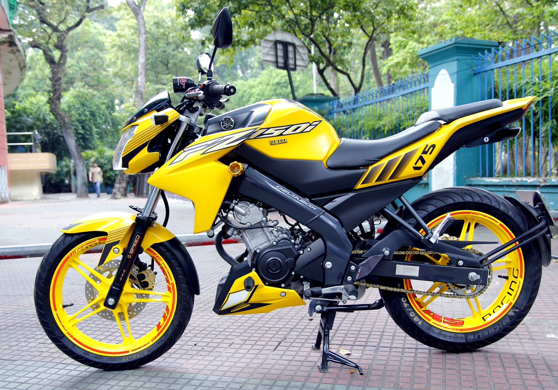Yamaha FZ150i do mau vang bat mat cua phuot thu Sai Gon hinh anh