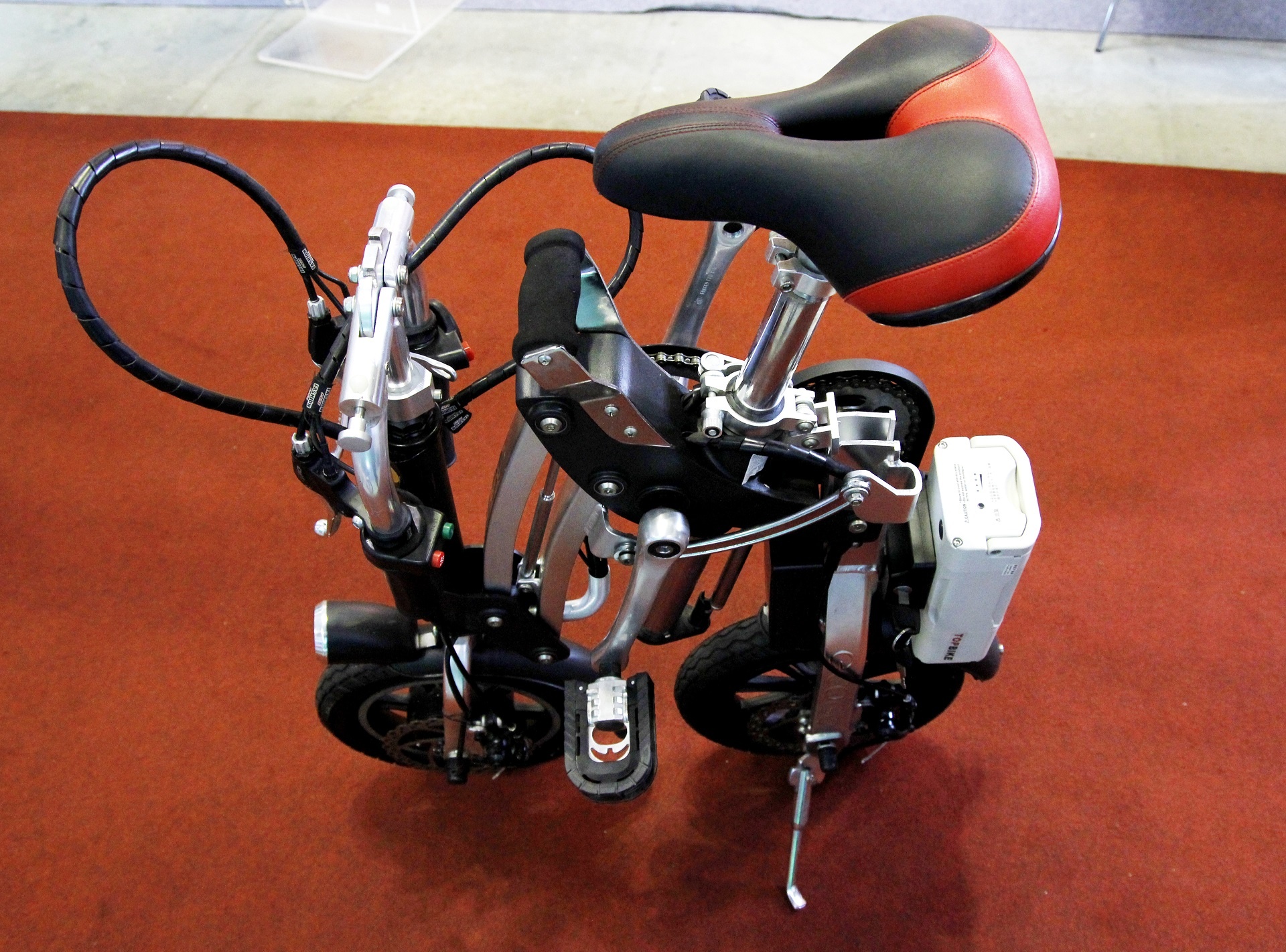 Xe dap dien bien hinh doc dao tai Sai Gon hinh anh