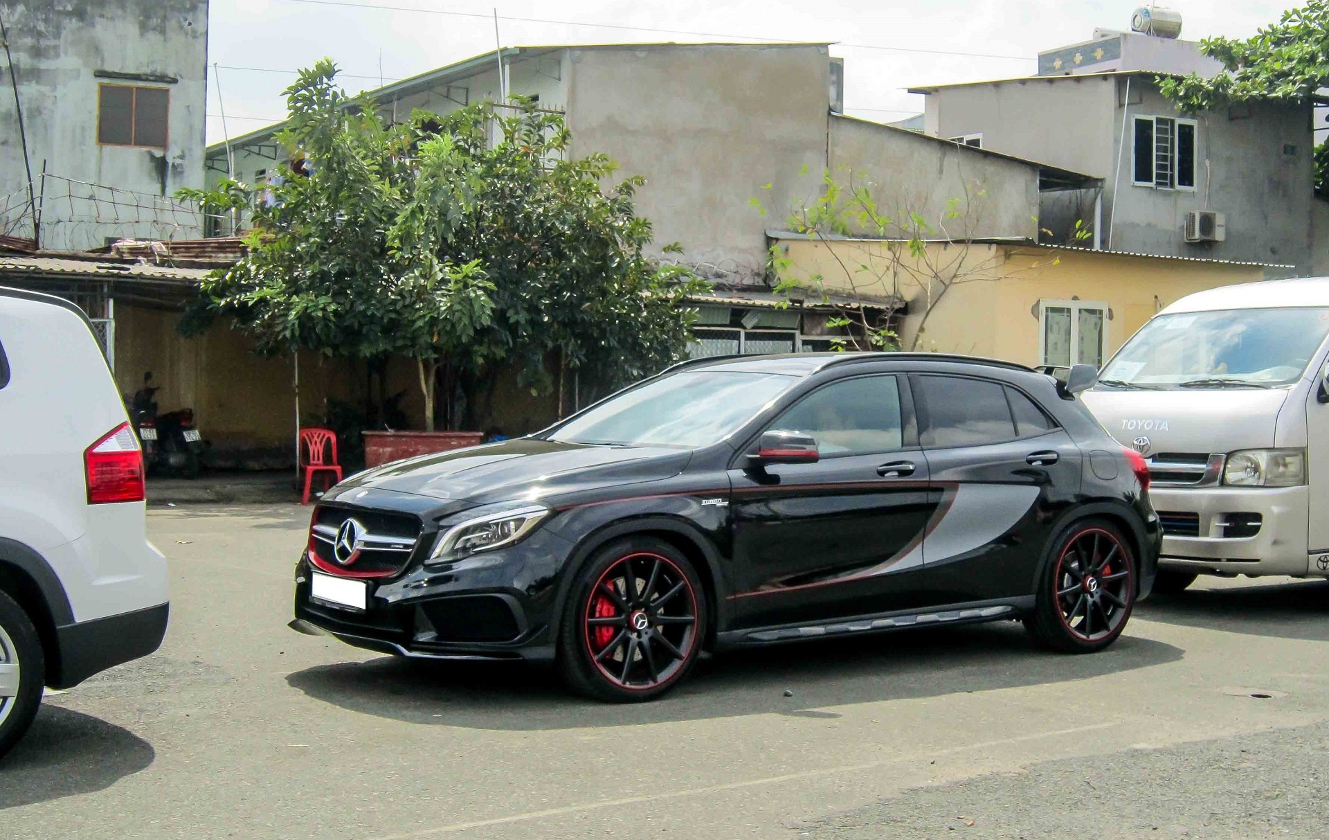 Mercedes GLA 45 AMG dau tien lan banh tren duong Sai Gon hinh anh