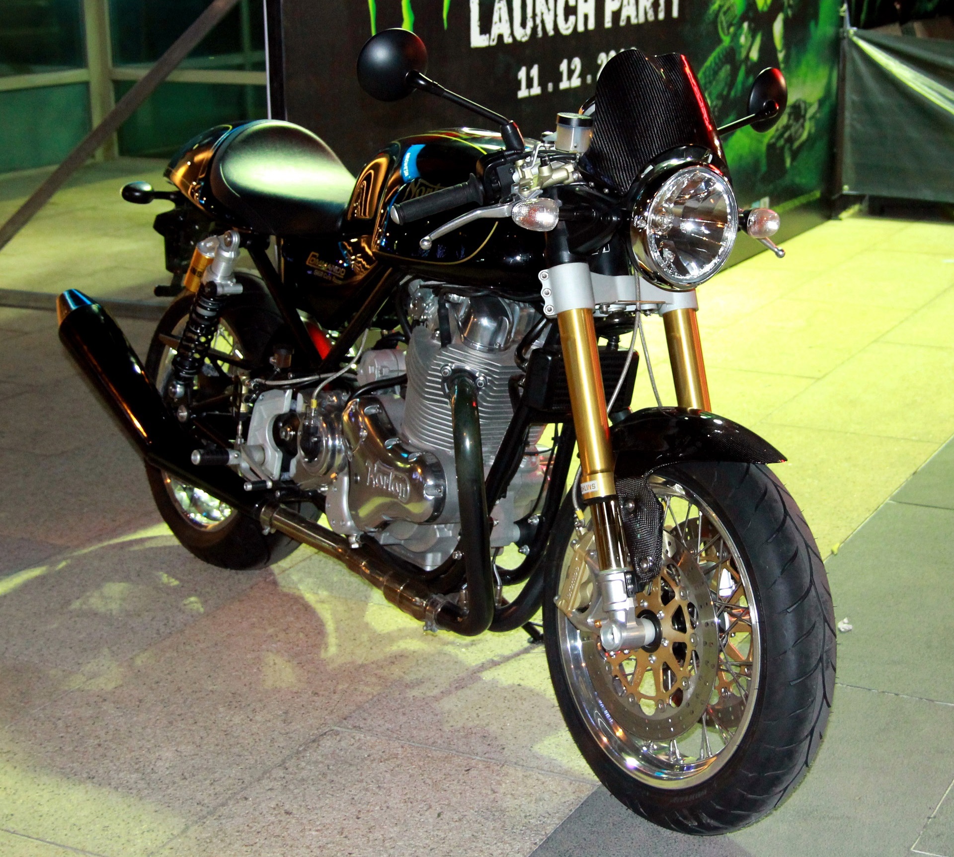 Một chiếc cafe racer được độ đầy đủ phụ tùng hàng hiệu như cặp phuộc trước, sau Ohlins, thắng đĩa Brembo...