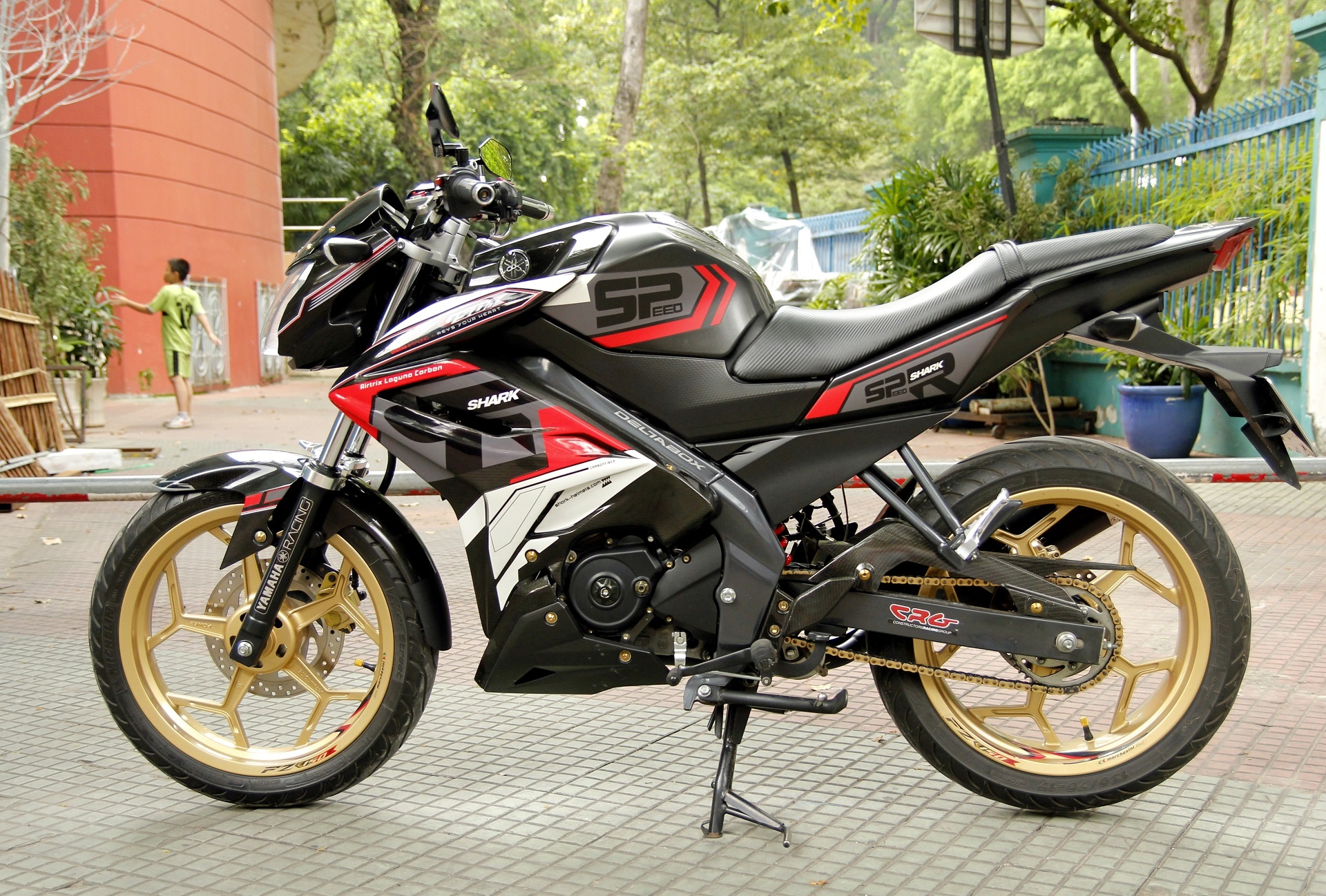 Yamaha FZ150i dan decal carbon cua biker Sai thanh hinh anh