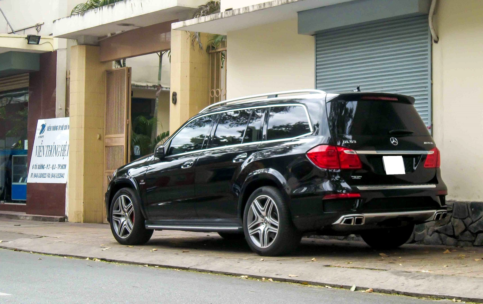Mercedes GL63 AMG hon 7 ty tren duong Sai Gon hinh anh