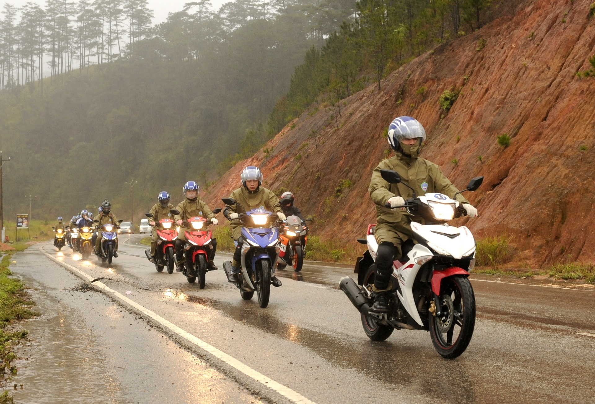 Trai nghiem Exciter 150 tren cung duong Nha Trang -  Da Lat hinh anh