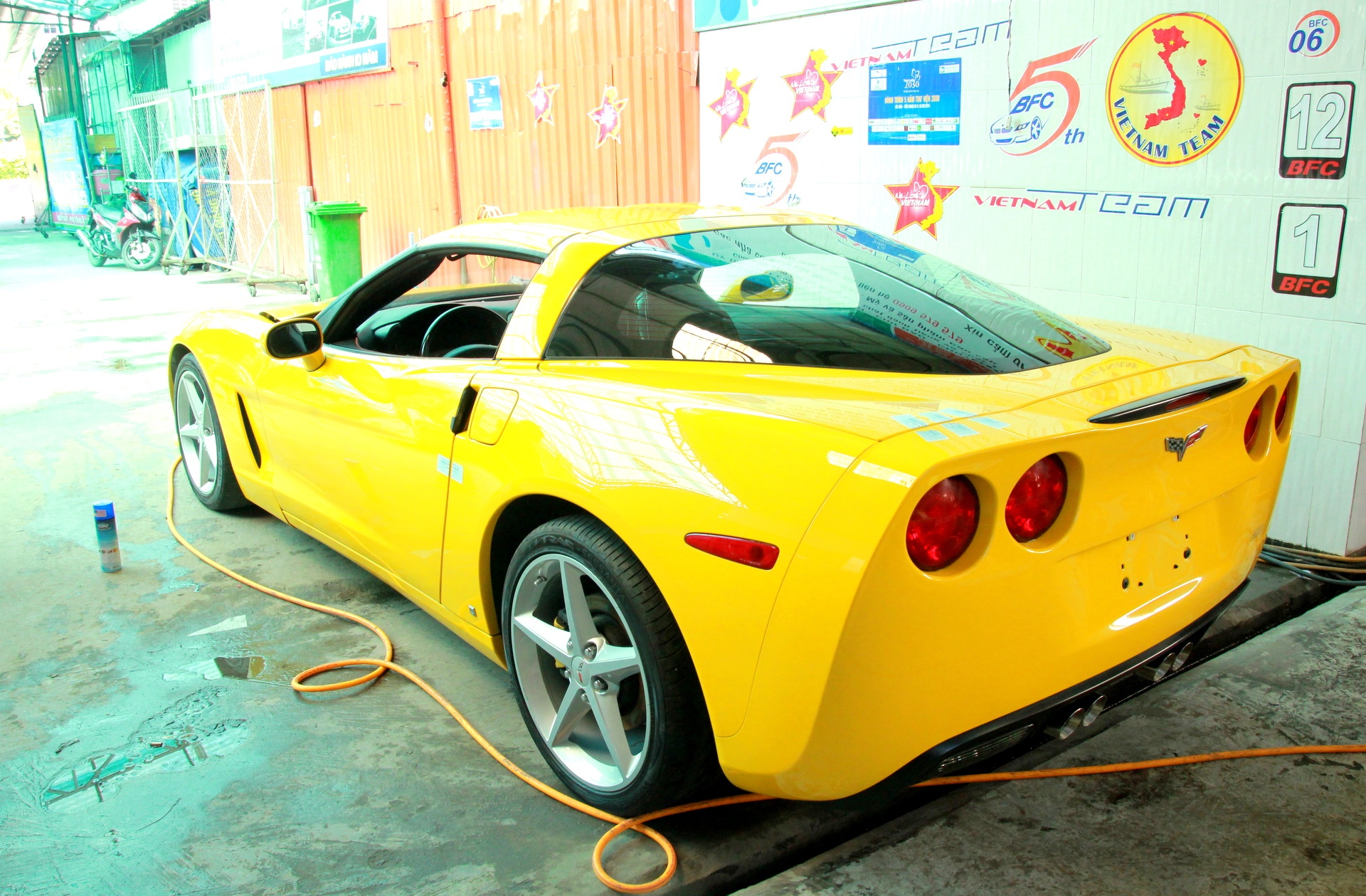 Cap doi sieu xe hang hiem Chevrolet Corvette tai Sai Gon hinh anh