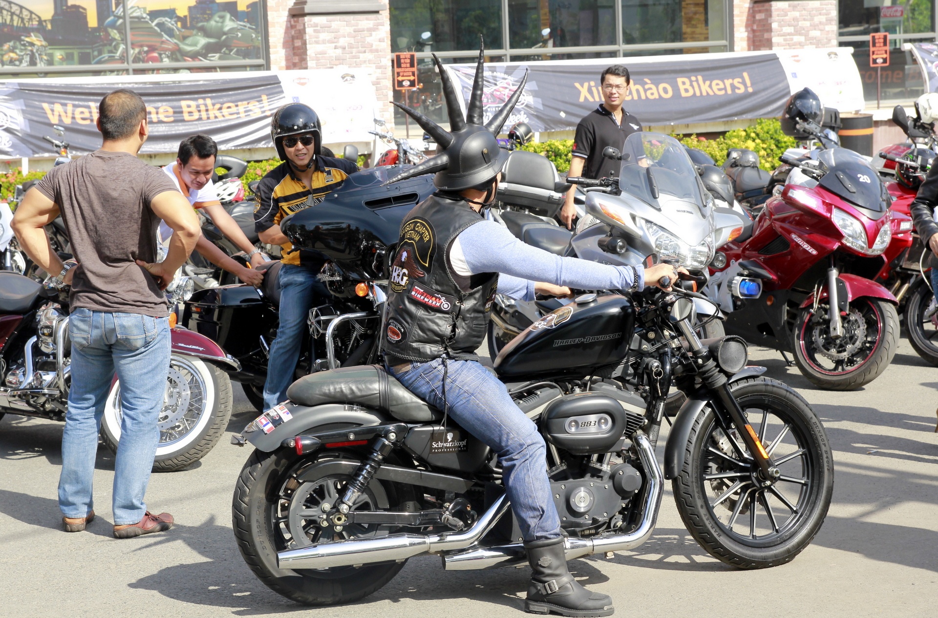 Hang tram xe khung trong tuan le mo to dau tien o VN hinh anh