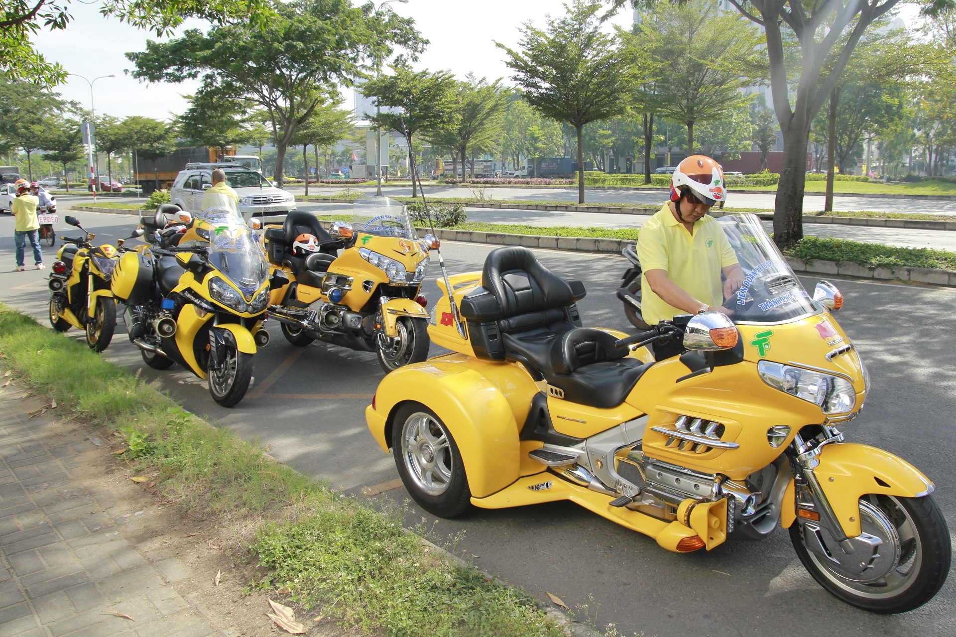 Hang tram xe khung gam ru tren duong pho Sai Gon hinh anh