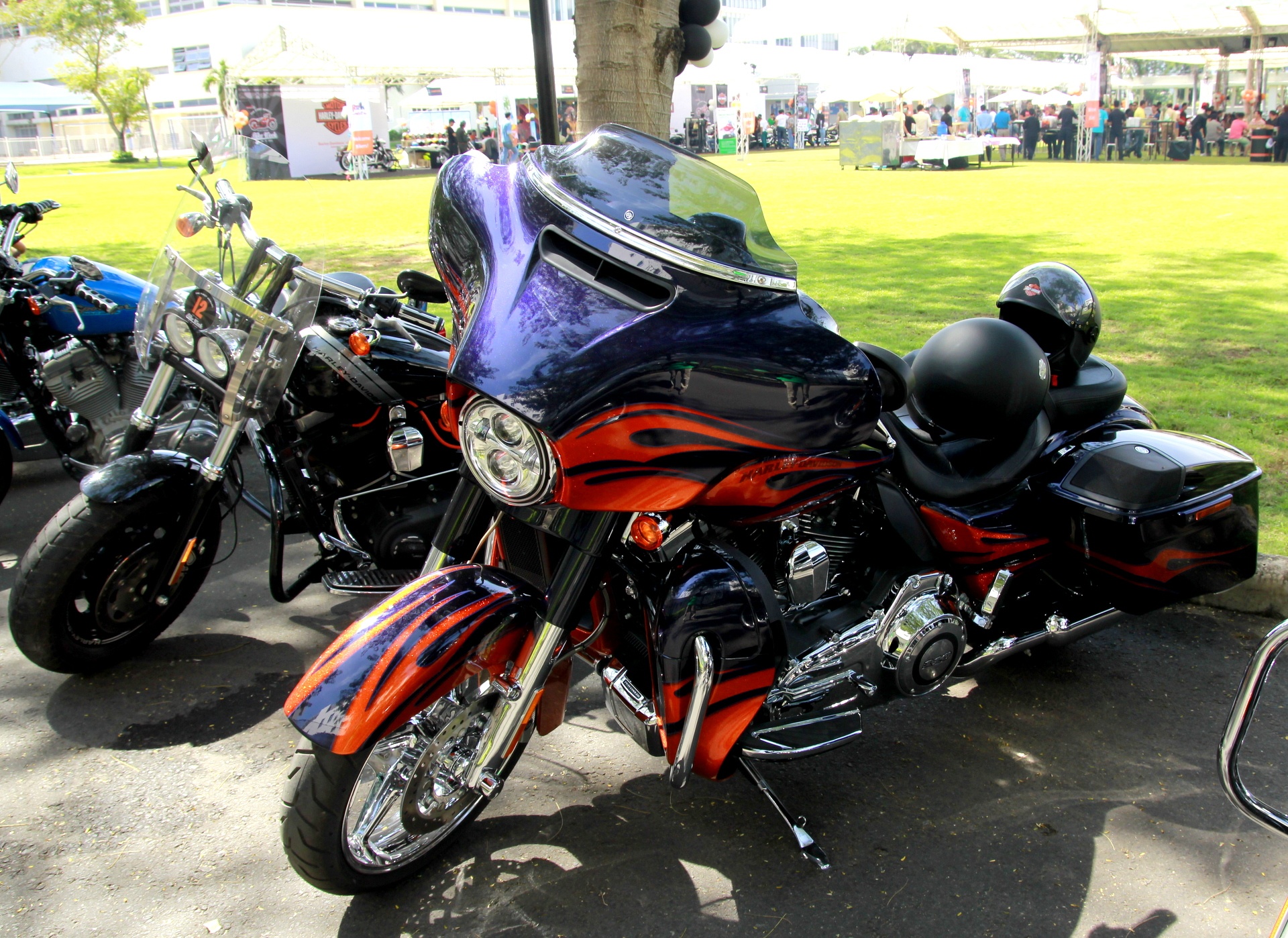 Dan xe doc trong tuan le mo to dau tien o Viet Nam hinh anh