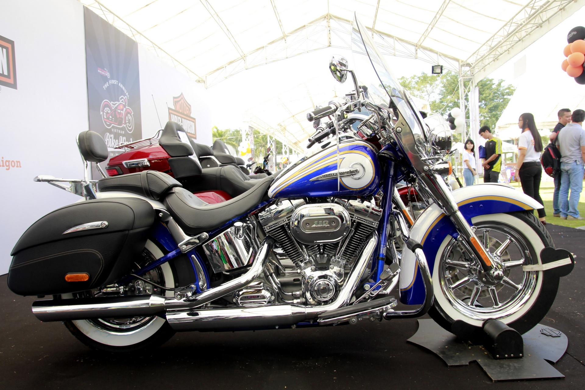 Harley-Davidson CVO Softail gia ngang Mercedes tai Viet Nam hinh anh