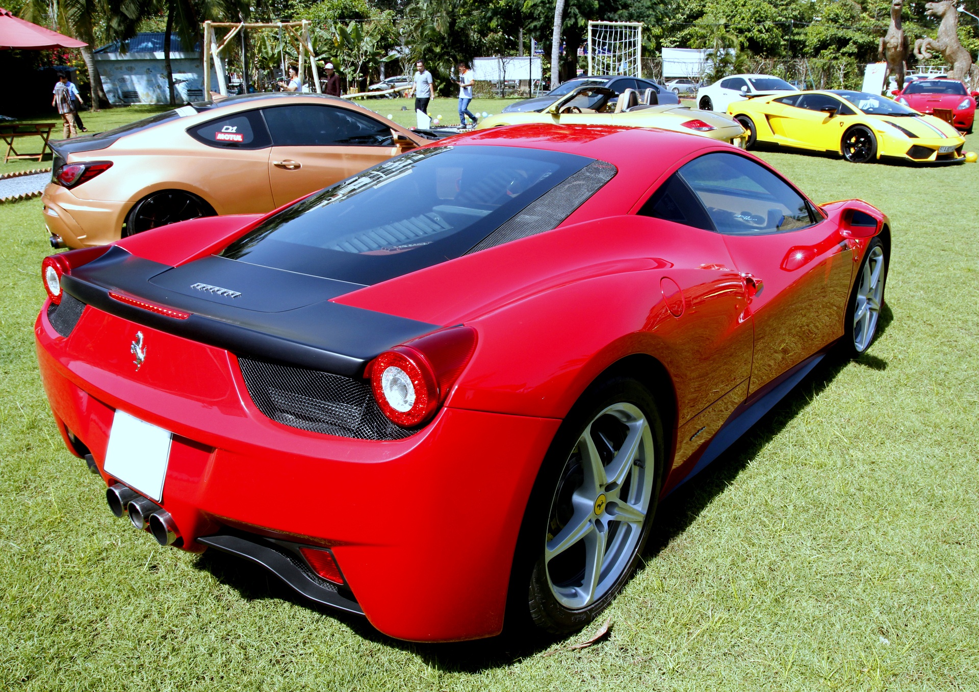 Bo suu tap sieu xe cua chong sap cuoi Midu hinh anh