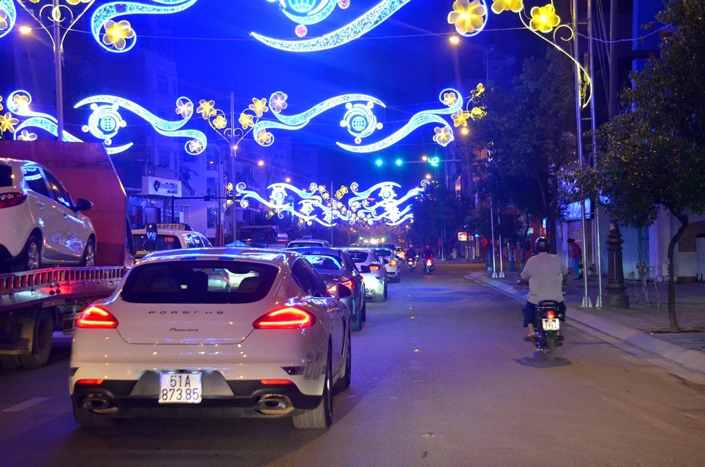 Dan xe sang cua nguoi Viet don Tet tren dat Campuchia hinh anh