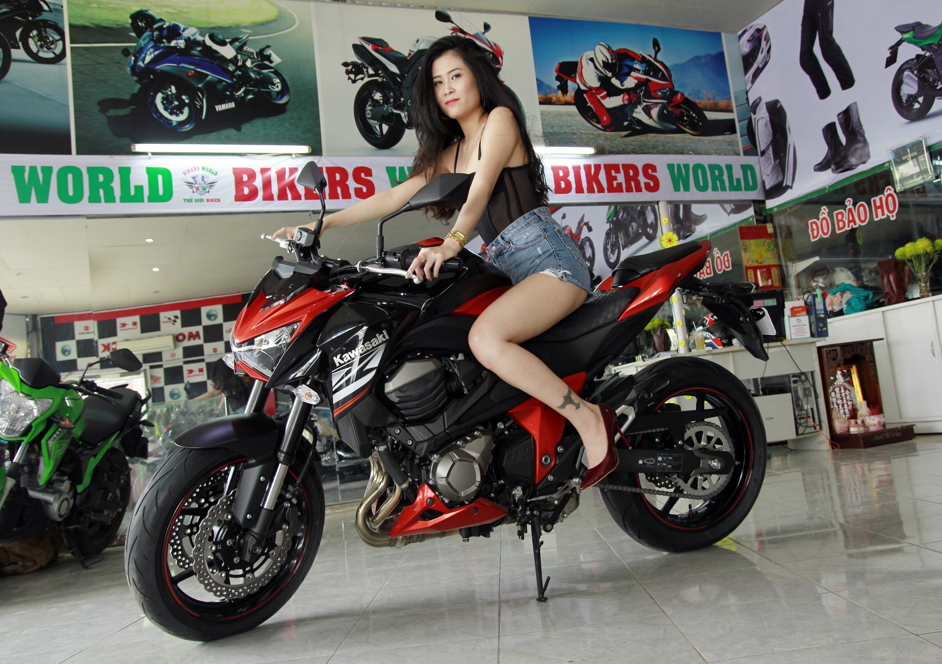 Thieu nu tao dang ben Kawasaki Z800 moi ban o Viet Nam hinh anh
