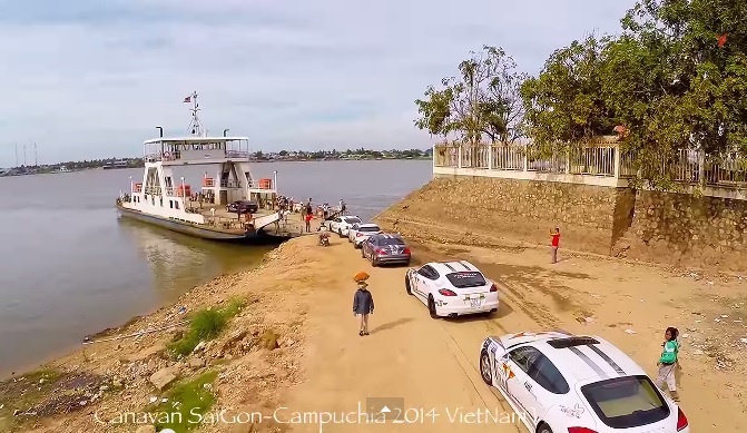 Dan xe sang cua nguoi Viet nhin tu camera bay hinh anh