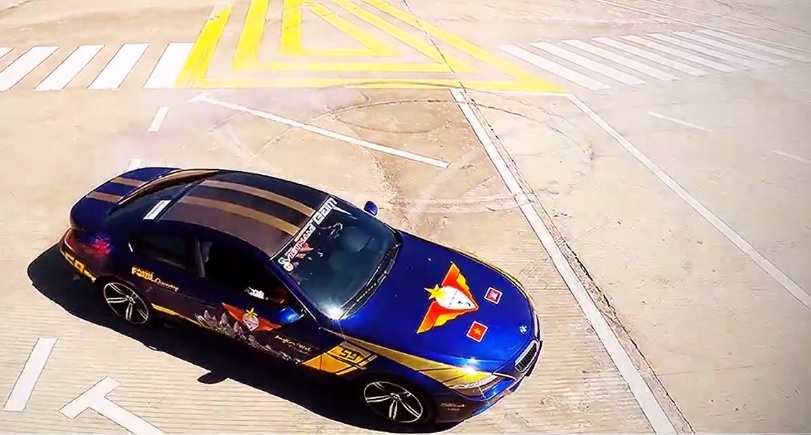 Dan xe sang Viet Nam drift tren dinh nui o Campuchia hinh anh