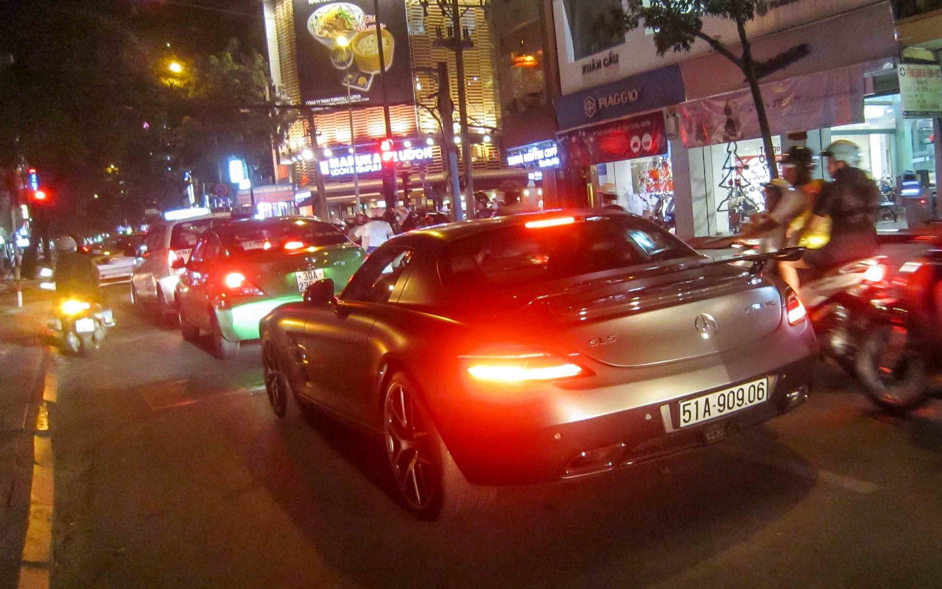 Sieu xe nha chong Ha Tang xuat hien tren pho Sai Gon hinh anh