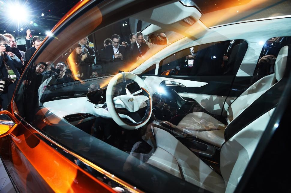 Gioi thieu tinh nang tren Chevrolet EV-Bolt concept hinh anh