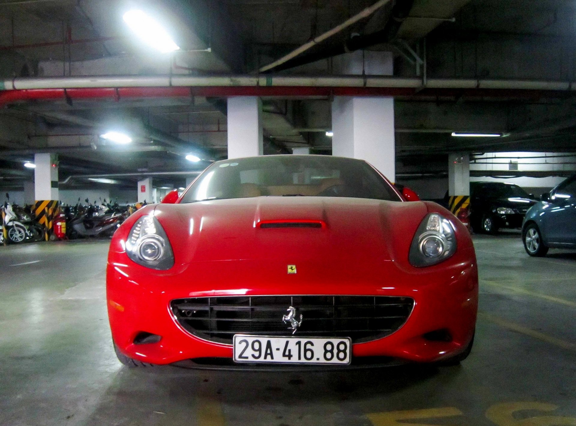 Ferrari California bien Ha Noi trong ham xe Sai Gon hinh anh