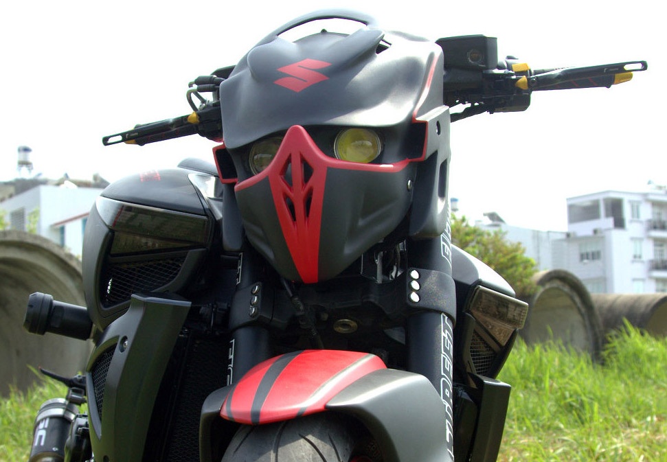 Sieu mo to Suzuki B-King do mat robot bien hinh tai Sai Gon hinh anh