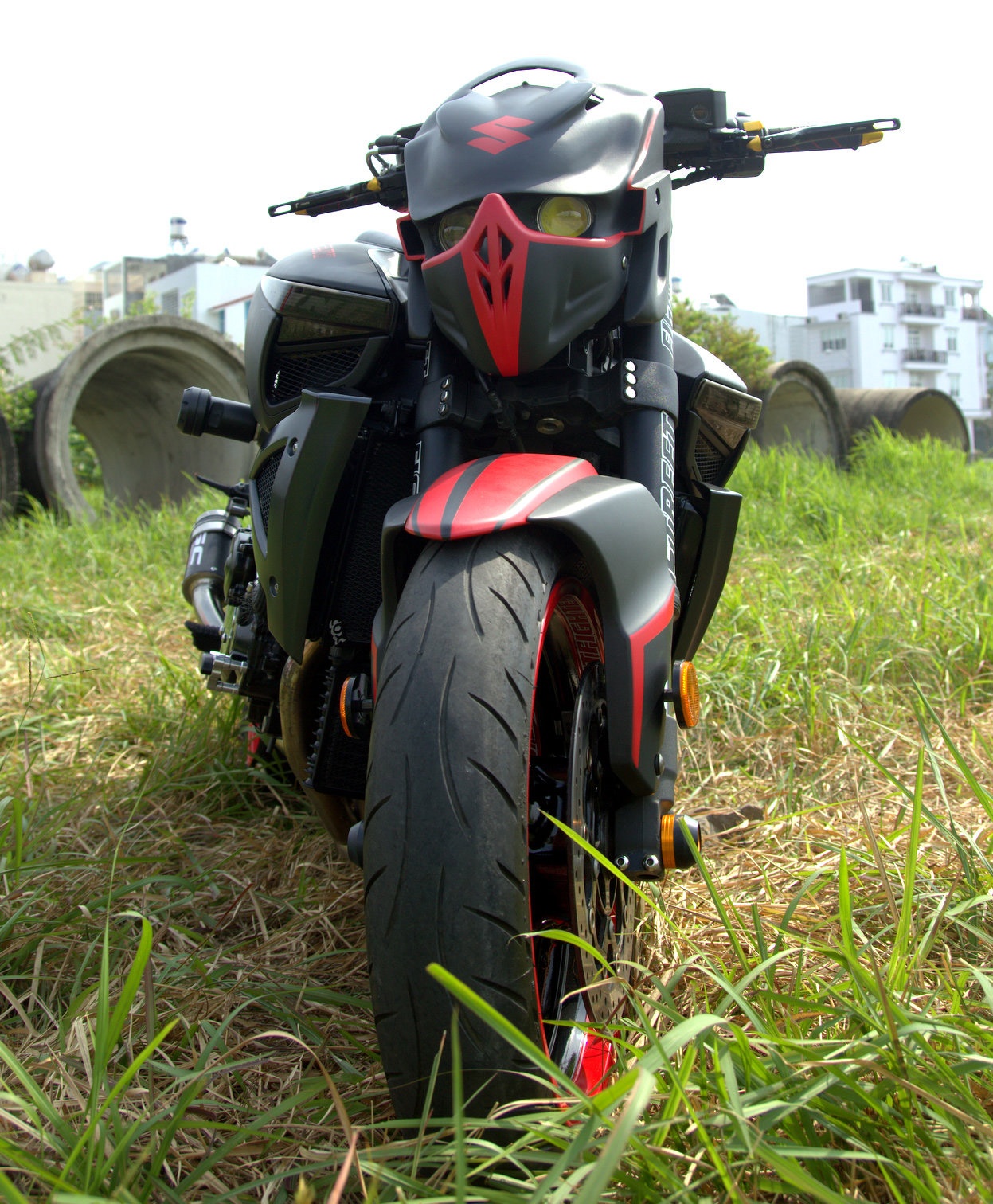 Lấy cảm hứng từ những chú robot biến hình thuộc phe autobot trong series phim điện ảnh nổi tiếng Transformers, thợ Sài Gòn đã biến đổi phần đầu chiếc xe thành gương mặt robot khá dữ dằn.