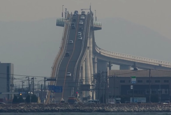 Lai xe tren cay cau dang so nhat the gioi hinh anh