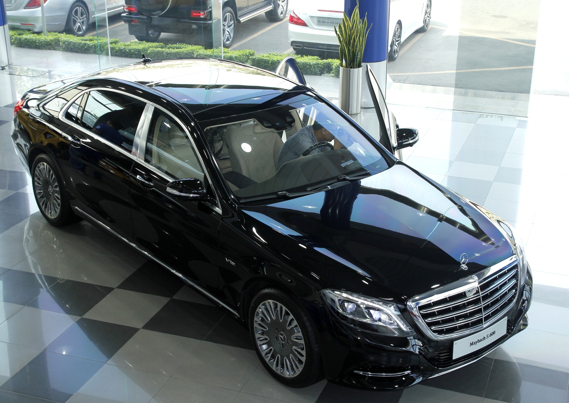 Anh chi tiet Maybach S600 dai hon 5,4 m tai Viet Nam hinh anh