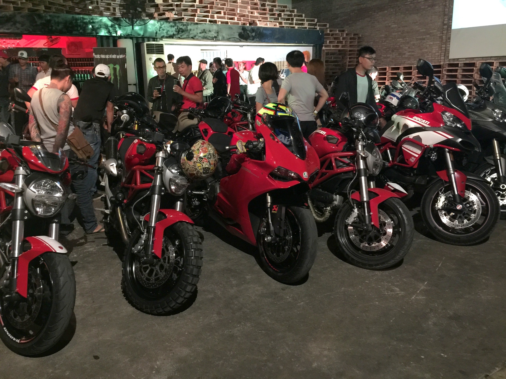 Dan Ducati hoi tu trong quan bar o Sai Gon hinh anh
