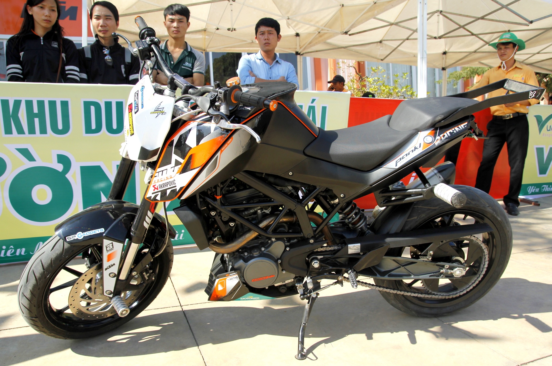 KTM Duke 200 do dac biet de bieu dien mao hiem hinh anh