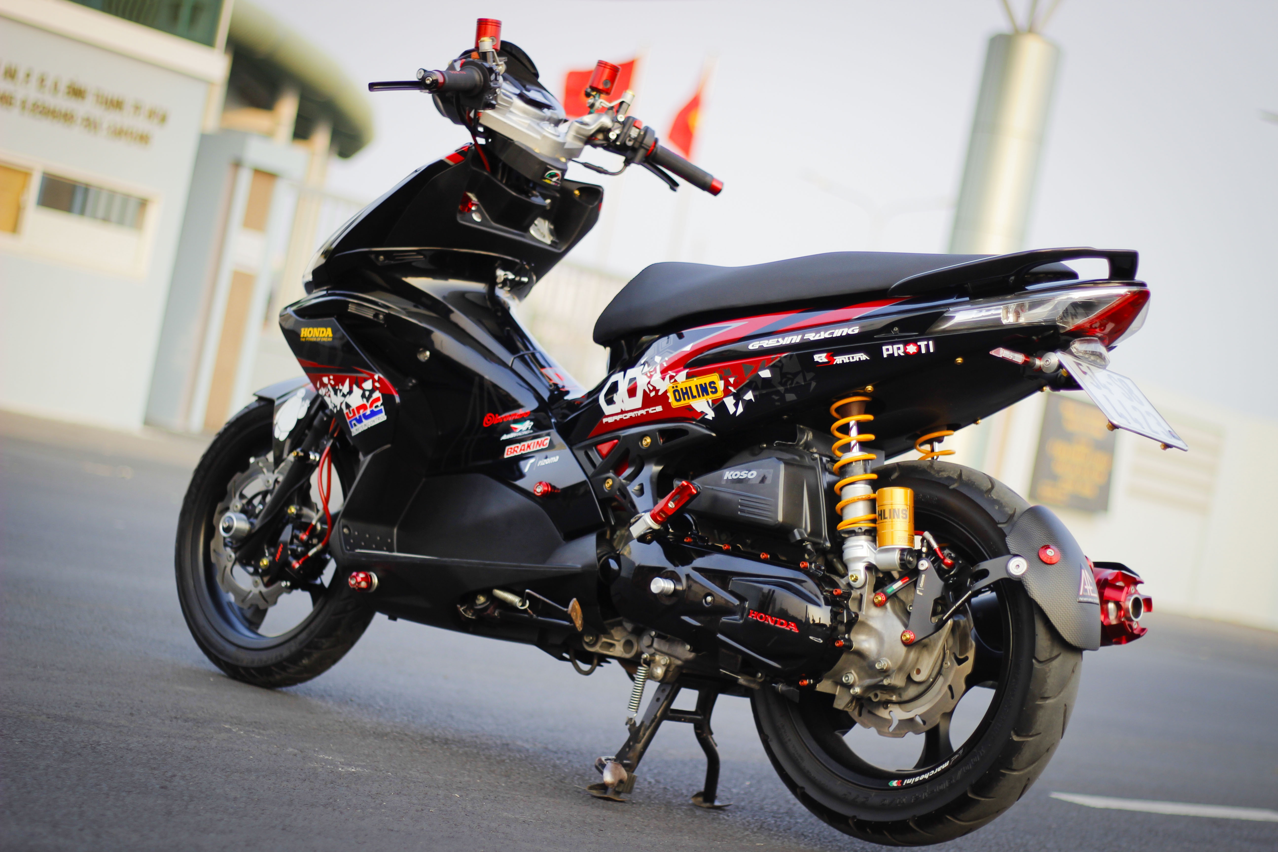 Air Blade Thai len nhieu do choi hang hieu o Sai Gon hinh anh