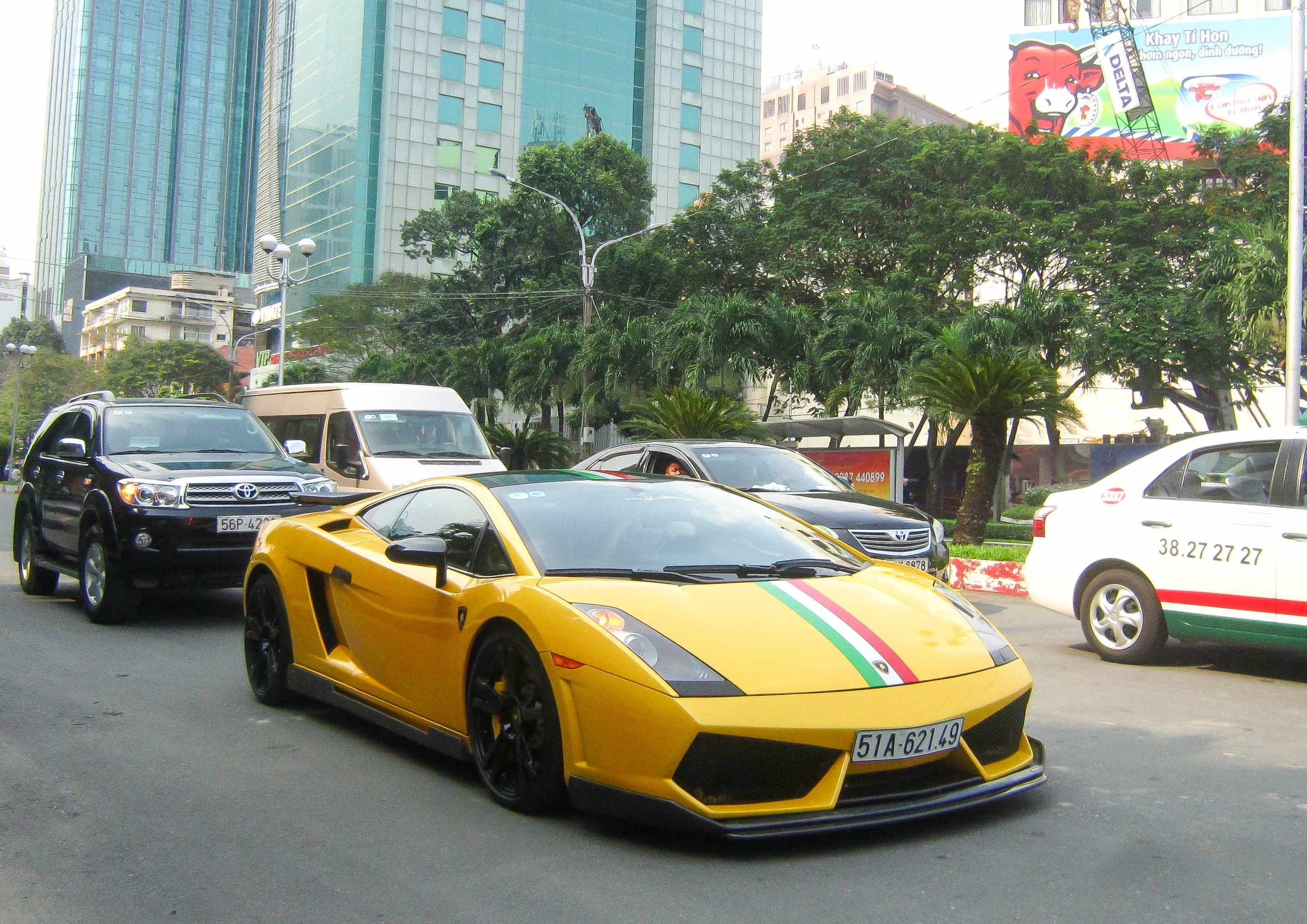 Nhung sieu xe tung xuat hien tai trung tam Sai Gon nam 2014 hinh anh